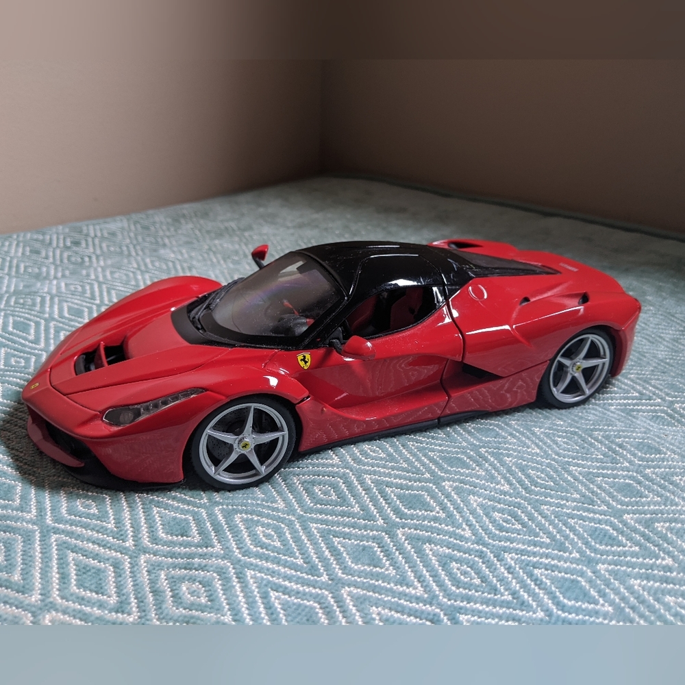 Maisto Red LaFerrari Model